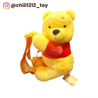 【Disney迪士尼】小熊維尼 維尼 Winnie the Pooh 側頭後背包 12英吋 背包 絨毛娃娃 娃娃 可愛