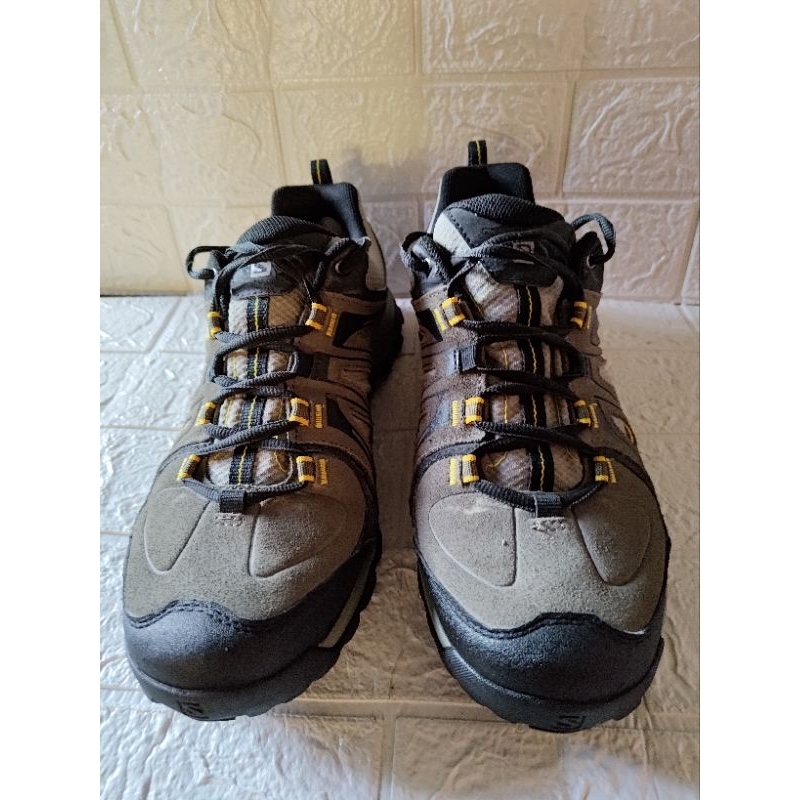 二手所羅門低筒登山鞋 Salomon 29cm 登山鞋大約穿過三次 Gore-Tex防水塗層 鞋前側有點小脫皮