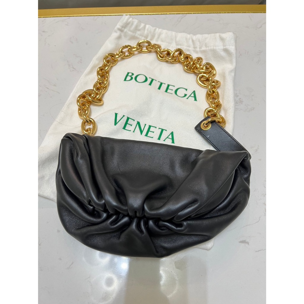 Bottega Veneta  BV 經典質感小羊皮雲朵腰包 側背包  The Belt Chain Pouch