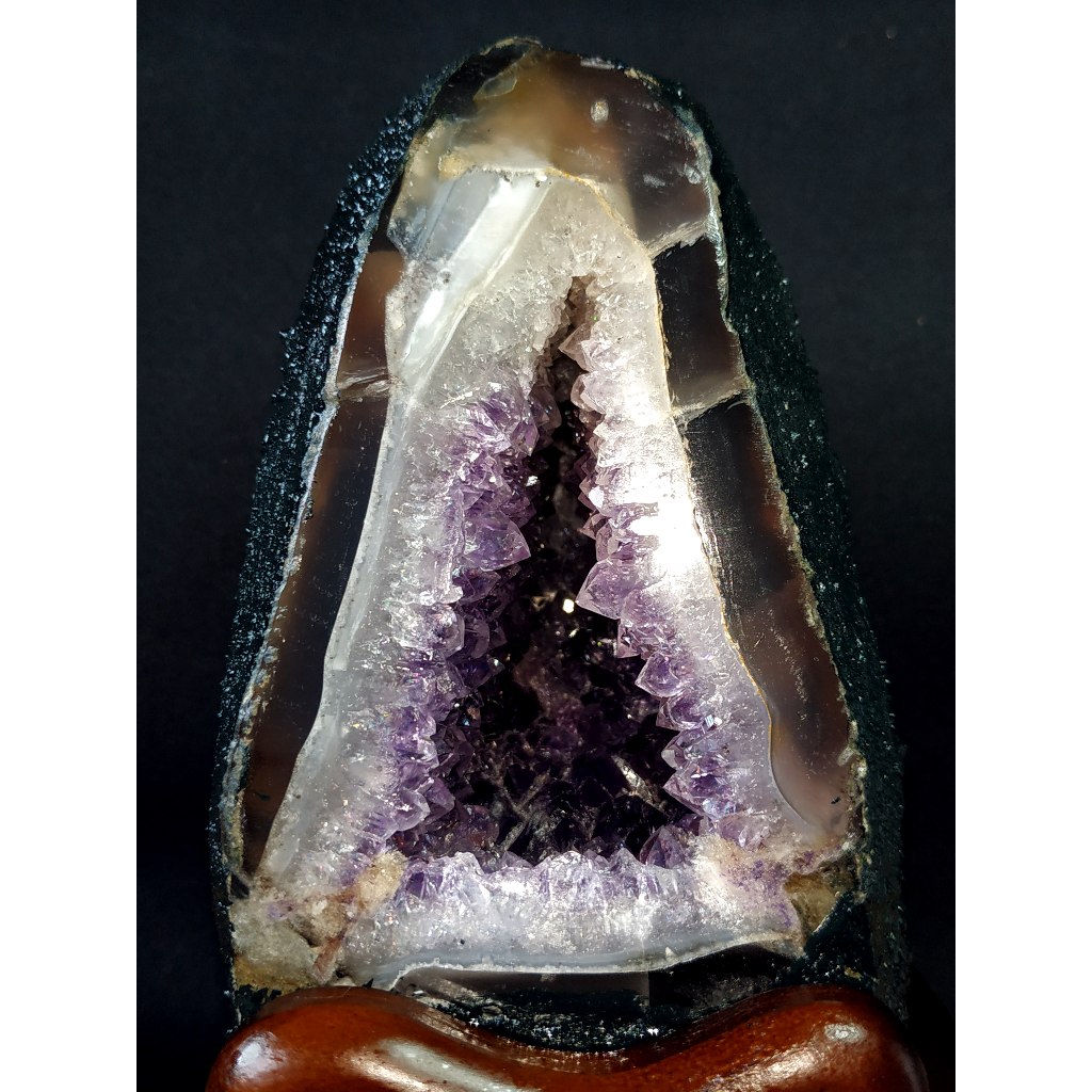꒰ঌ烏拉圭ESP金型紫水晶洞໒꒱· ﾟ1.6公斤 | 天然紫水晶 | 標準金型洞 | 濃紫透亮 | 附訂製木座