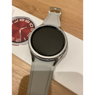 samsung 三星 watch6 class 43mm(R950)不鏽鋼銀色版本，再送全新副廠錶帶