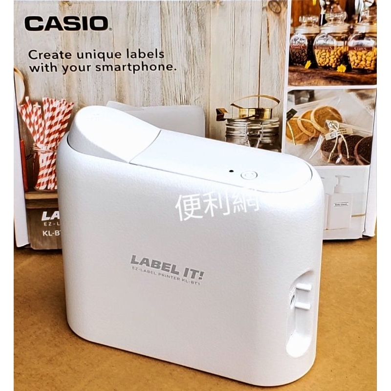 CASIO可攜式標籤印表機 標籤機 KL-BT1 輕巧機身 手機編輯好簡單 隨時隨地都方便操作 電池插電兩用-【便利網】