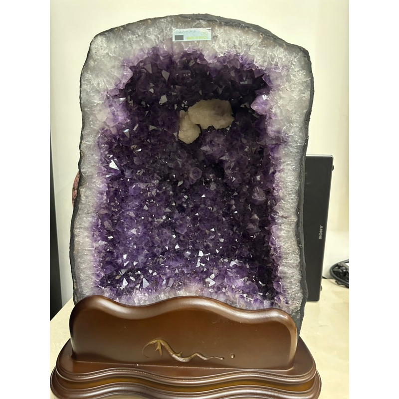 紫水晶晶洞（土型紫水晶滿鈦晶洞-帶鈦晶、方結石共生）土型紫晶洞