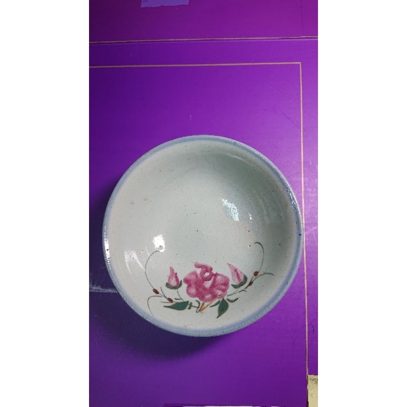 古早臺灣中小形碗。手繪胭脂红青花釉碗公。漂亮擺件插花水盤。１個