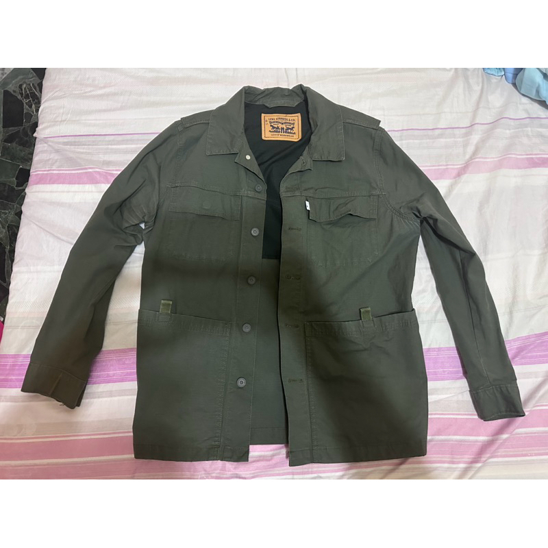 LEVIS 軍綠牛仔外套/UNIQLO 酒紅襯衫