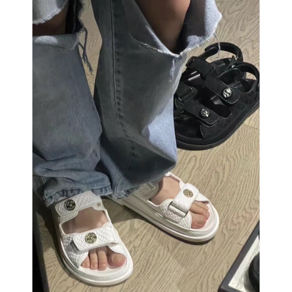 【𝐂𝐚𝐬𝐞𝐬】Chanel｜香奈兒 白色金幣魔鬼氈涼鞋 香奈兒涼鞋 精品代購 歐洲代購