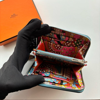 在臺現貨💛🇮🇹36800 愛馬仕 Hermes 絲巾短夾 牛仔藍