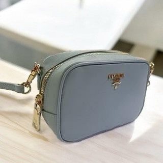 美麗堡精品 PRADA 過季款全新真品 1N1674 saffiano 防刮皮革 斜背包 化妝包 淡藍【現貨】限量優惠