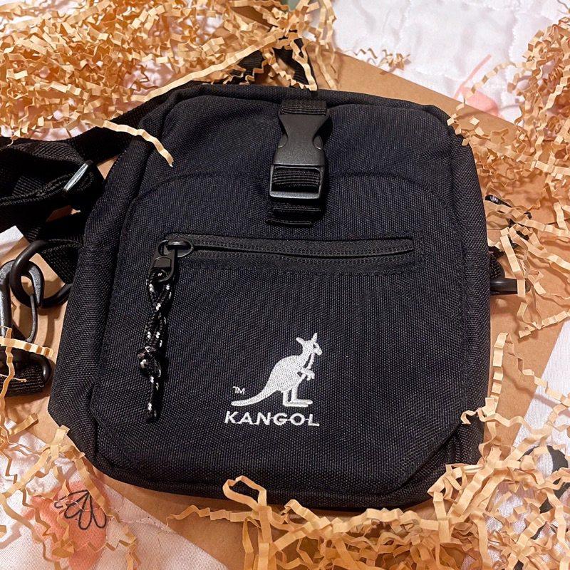 （近全新，保證正品！）🦘 KANGOL  袋鼠 質感 刺繡 黑色 小行星 側背包 小方包 多層 帶卡層 實用 隨身包