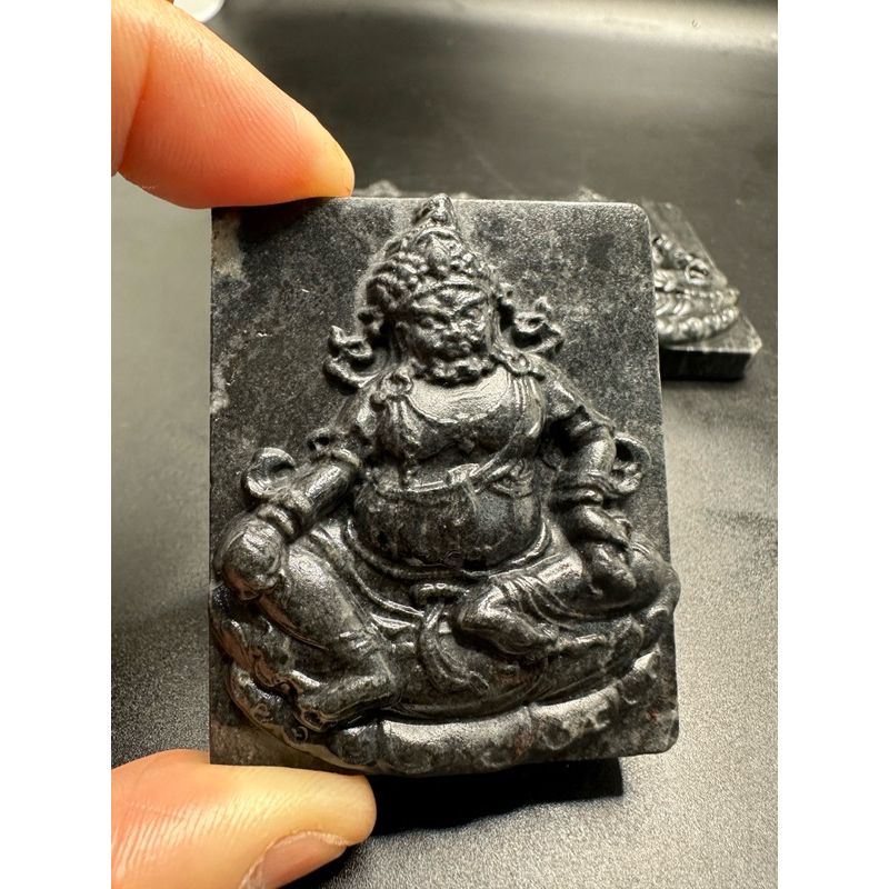 D10403 天然泰國龍宮舍利原礦 黑金剛舍利 雕刻 黃財神 墜飾 墜子 已打墜孔洞