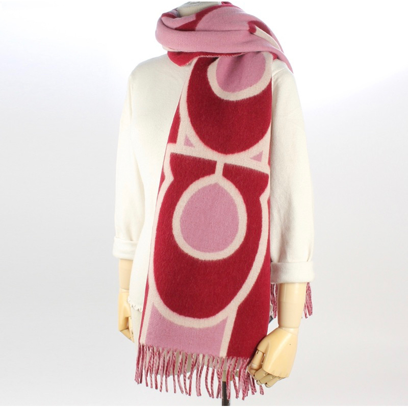 必買新年禮物 COACH 經典大 LOGO 99%羊毛雙面用寬版厚圍巾披肩-櫻桃紅/粉紅