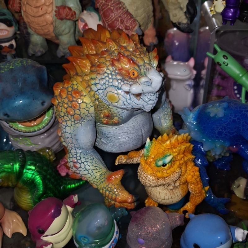 毛毛二 怪獸 台灣 設計師玩具 軟膠公仔 大 尖尖 鱷蛙 ttf momoco 照片中間大隻的