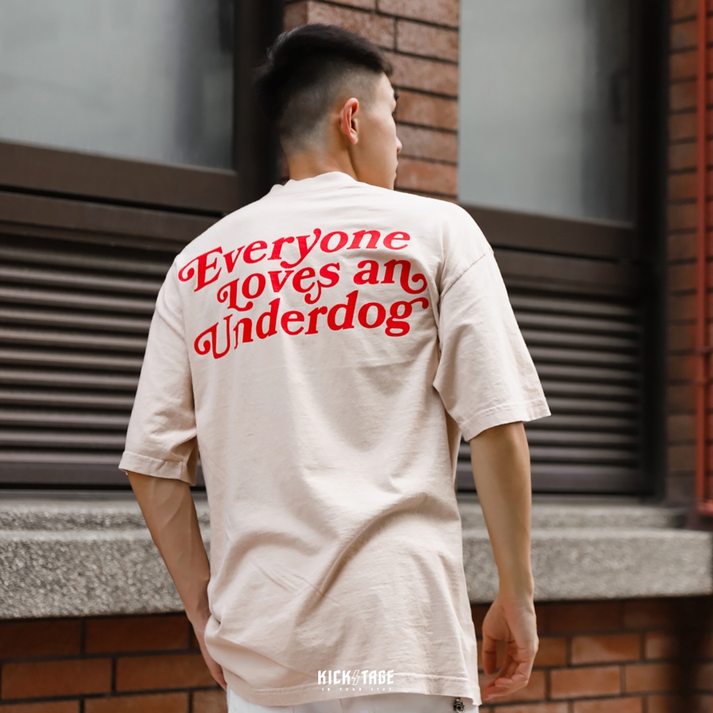 Deuce Brand Underdog Street Tee 卡其色 標語 運動 訓練 短袖 短T【DE015-BE】