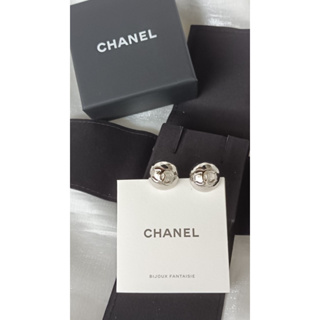 在台現貨🇮🇹20500 香奈兒 Chanel 圓形浮雕鈕扣耳針 耳環