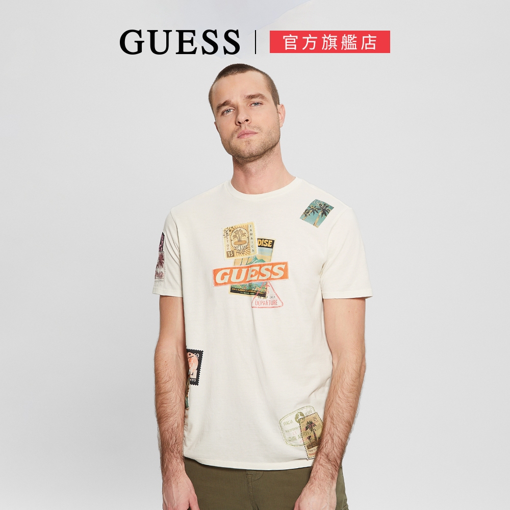 【GUESS】復古郵票拼貼風格圓領短T-米白