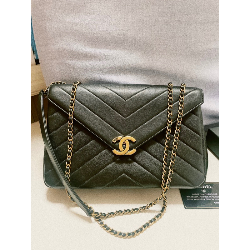 Chanel 香奈兒 Coco Envelope Bag黑金山形紋鏈帶信封包 可斜背/肩背 中型（21開）