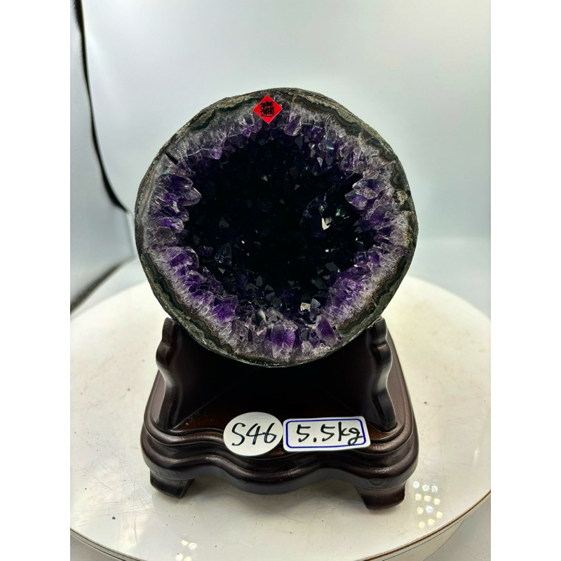 H3170烏拉圭紫水晶洞含座重：5.5kg 含座尺寸：高21cm寬16cm厚度23cm洞深9cm