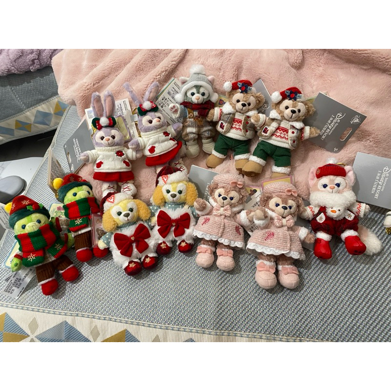 確定有貨✅2023聖誕節上海迪士尼最新冬日貝爾Olu托尼畫家貓達菲雪莉玫掛件/ss娃娃