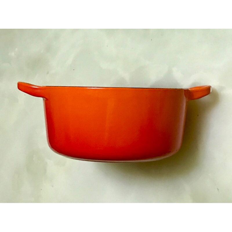 le creuset 琺瑯鑄鐵鍋圓鍋 18cm法國🇫🇷製造(火焰橘）原購$7980元蓋子搬家遺失（強化玻璃蓋是示圖）