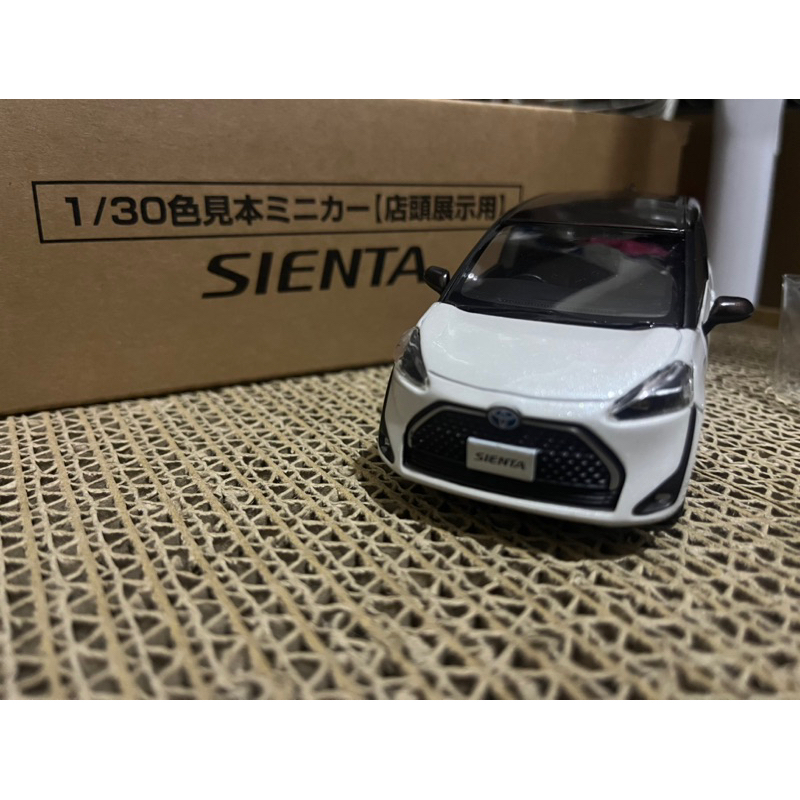 Toyota SIENTA 1/30 白褐雙色 日規展示模型車