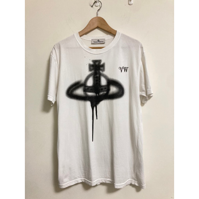 ［Vivienne Westwood] VW縮寫刺繡 LOGO土星印花設計純棉短袖T恤 楊艾倫同款