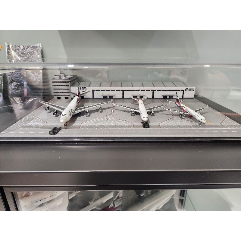 順豐快遞貨運站1：400 三架順豐快運飛機 兩輛推車
