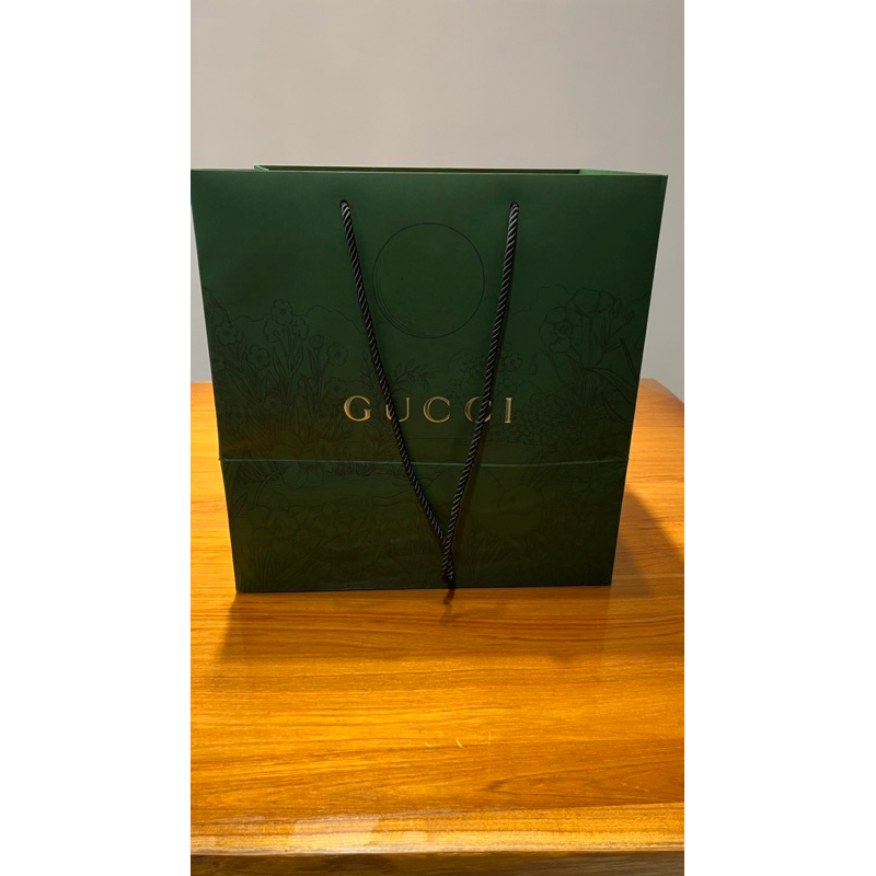 Gucci大型紙袋(37×37*27cm)與Gucci戒指袋，小收納袋各一。