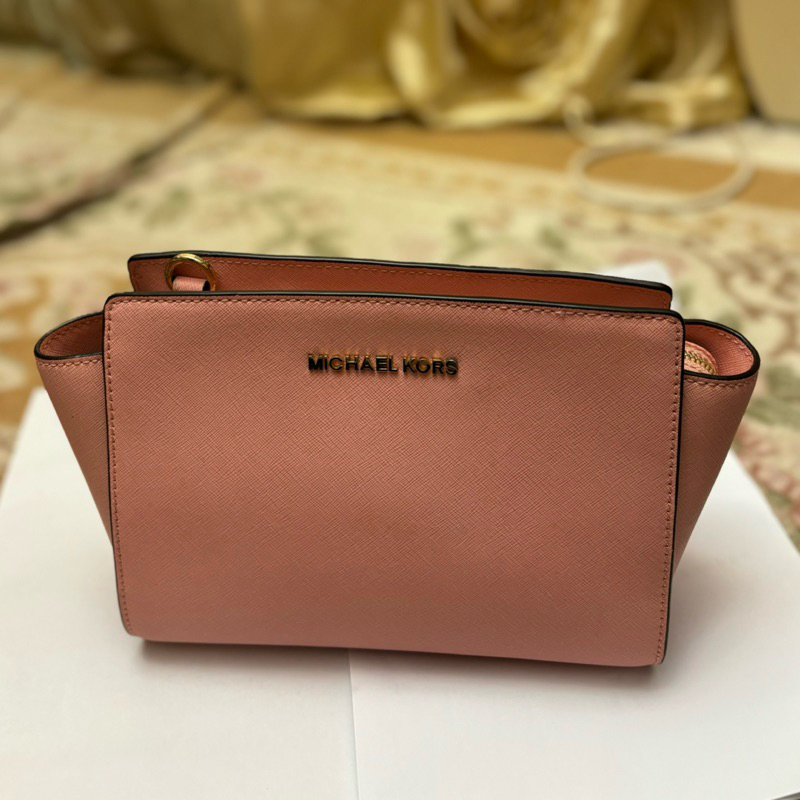 【MICHAEL KORS 】MK Selma 防刮 蝙蝠包 斜背包 玫瑰粉 金字