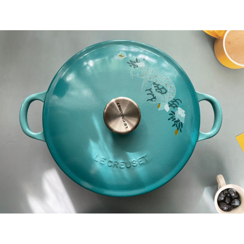 【愛咪雜貨小舖】全新現貨Le Creuset 雙魚戲荷 琺瑯鑄鐵鍋 媽咪鍋 燉飯鍋 湯鍋 魚鍋 限量款 22cm