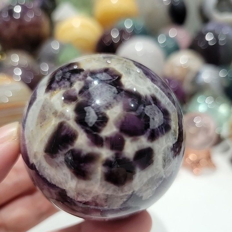 夢幻紫水晶球 花邊晶凍感 帶小爆彩片 約5.16公分 附金屬座