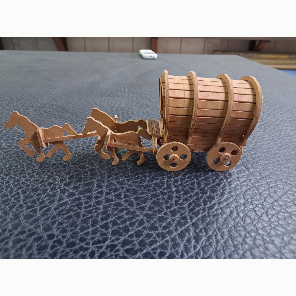 (二手)木質馬車模型。三隻馬拉一台車的模型(湊十個字)