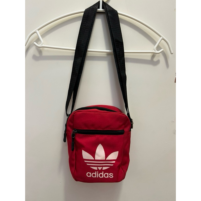 Adidas紅色側背小包