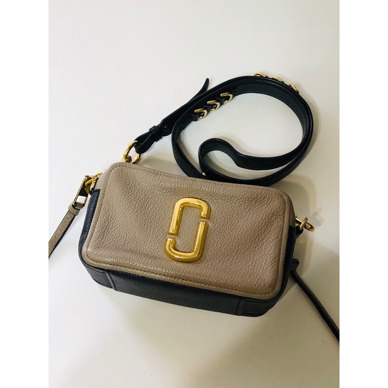 二手精品 MARC JACOBS MJ 卡其色 軟羊皮相機包 斜背