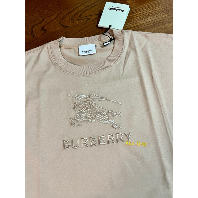 Burberry 杏色、奶茶色 立體刺繡 戰馬 騎士 字母Logo、男、女可穿 短袖、T恤、短T。