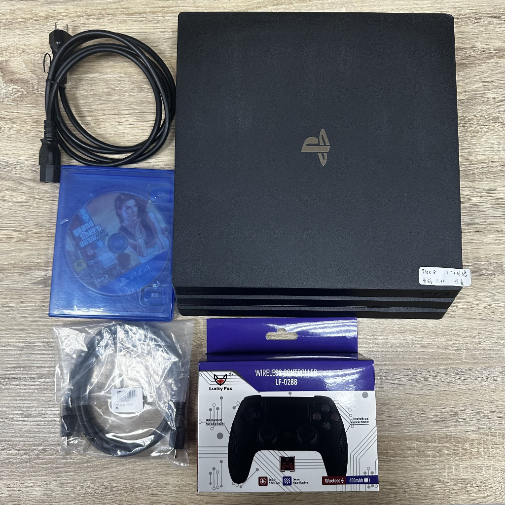 PS4 7102B 黑 PRO主機台灣原廠貨 1TB版本11.02 附PS4 GTA5 副廠手把 電源線 HDMI線