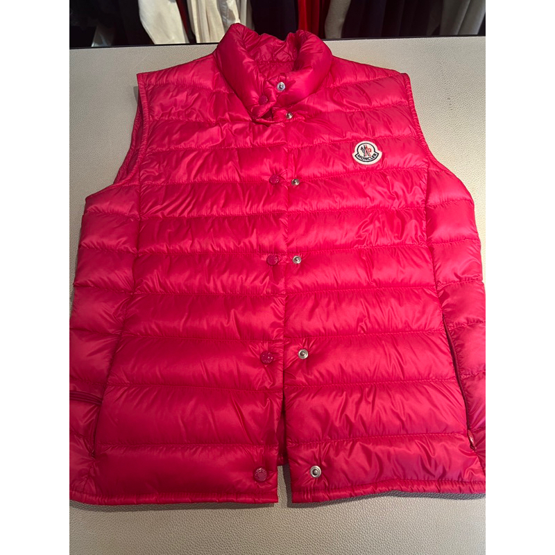 近全新 MONCLER LIANE GILET 系列經典羽絨車縫背心(桃紅色）1號