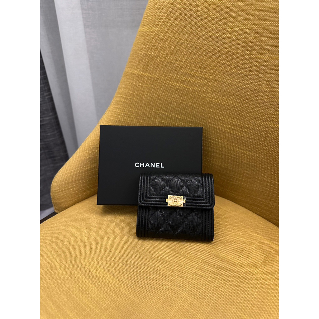 【𝐂𝐚𝐬𝐞𝐬】Chanel｜Boy 黑牛金三折短夾 粒紋小牛皮暗釦短夾 精品代購 歐洲代購 日本代購