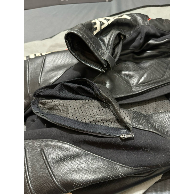 Dainese 連身皮衣52號