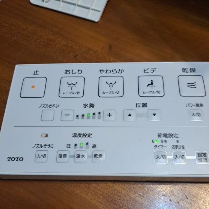 二手九成新日本TOTO遙控器，不含壁掛板，保固1個月 ，可以通用TOTO所有型號 。