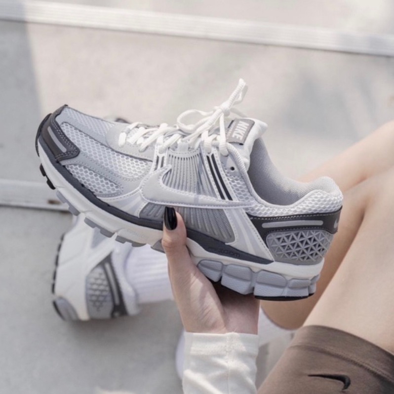 【 諾菲克 】Nike Air Zoom Vomero 5 灰白 慢跑鞋 休閒鞋 FD9919-001