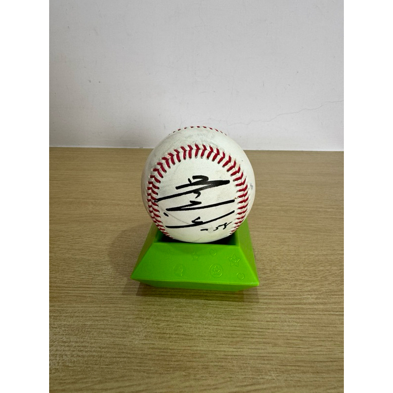 中信兄弟 呂彥青簽名球 中職比賽用球 附全新球盒(388圖)，1158元