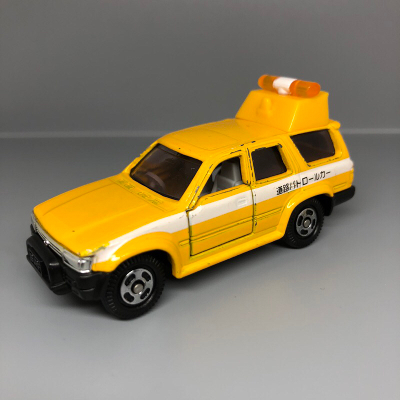 Tomica 112、84 Toyota hilux surf 道路公園