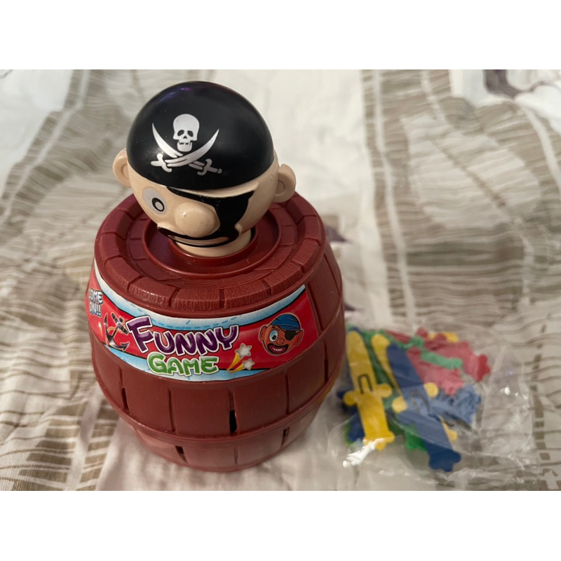 親子海盜木桶叔叔插劍桶海盜喝酒娛樂玩具