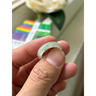 內徑16，國際戒圍10，no90，玉到愛，冰白翡帶綠翡翠戒指（戒圈），牛毛紋有礦缺，保證緬甸玉A貨翡翠