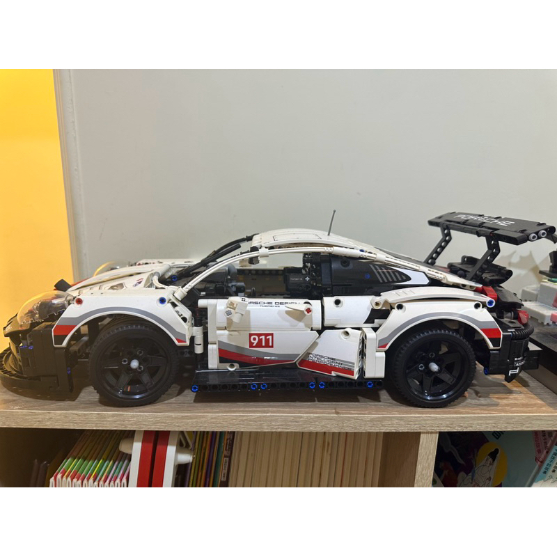 已組裝好Lego 42096 Porsche 911 RSR有缺一些小零件