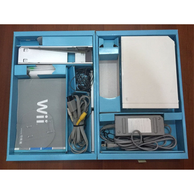 二手 Wii RVL-001 已改機 附原版Sport和FIT PLUS光碟  4隻搖桿+2隻感應器 全附不含運$800