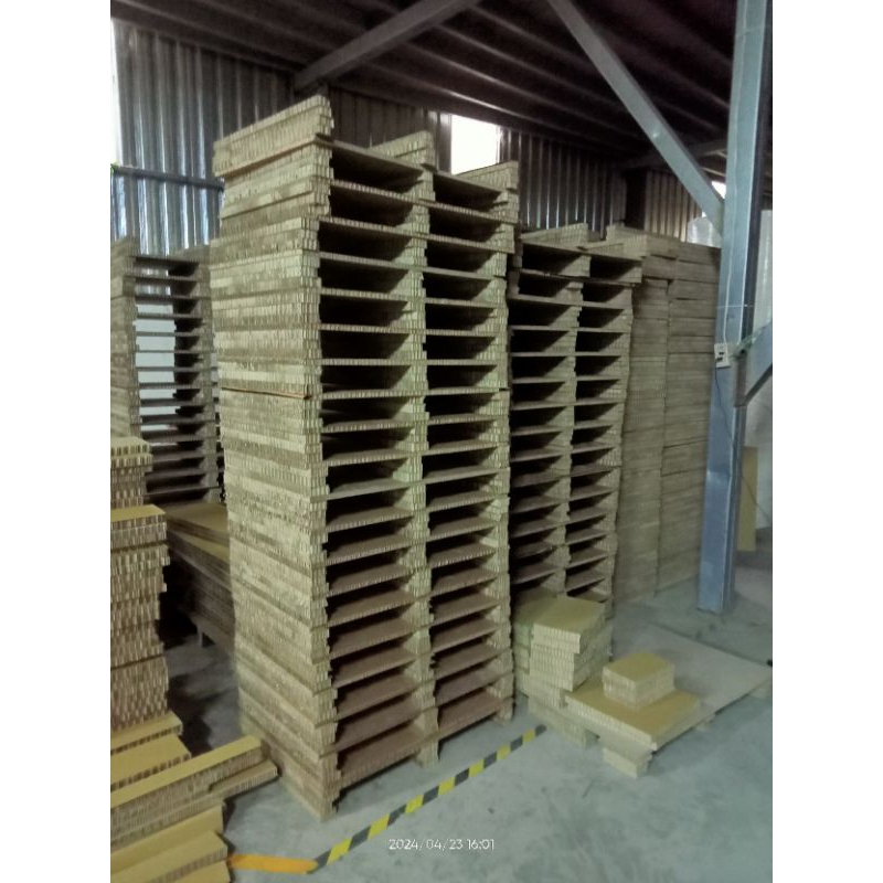 臺灣製造~蜂巢紙棧板~環保材質~長90cm寬60cm高10cm~耐重100kg