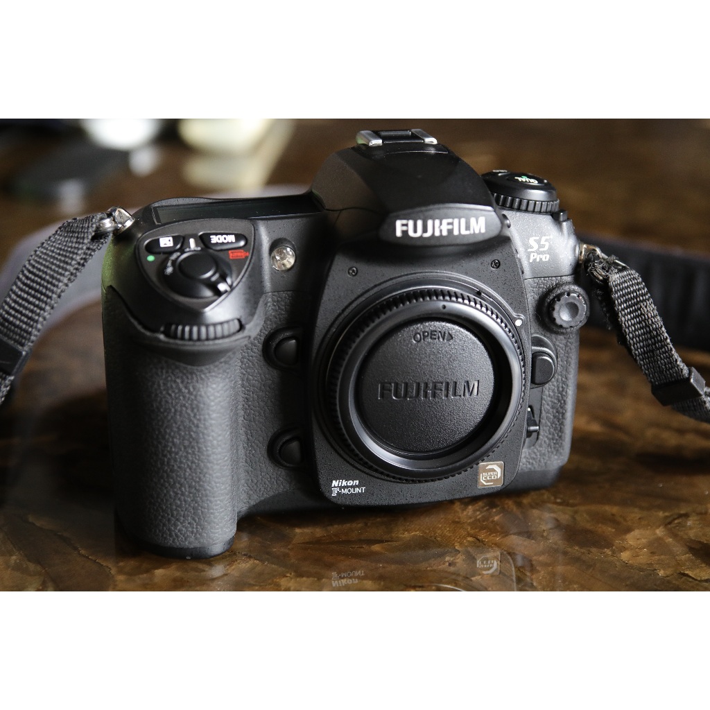 富士Fujifilm S5 Pro，CMOS的代表作。畫質超生動。包含MB-D200垂直把手，Nikon D200兄弟機