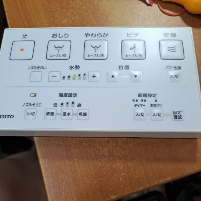 二手很新日本TOTO遙控器，不含壁掛板，保固1個月 ，可以通用TOTO所有型號 。
