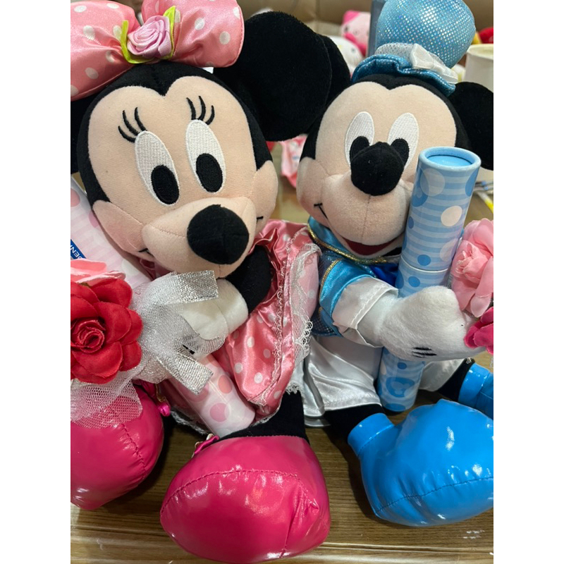 二手正版89成新✨迪士尼 Disney 米奇米老 鼠米妮畢業玩偶 手捧玫瑰款 坐姿娃娃 畢業娃娃（一組兩隻）